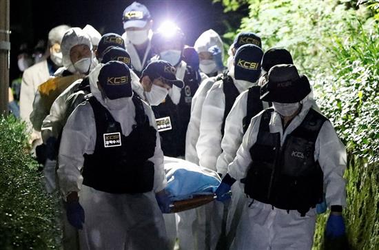 当地时间2020年7月10日，韩国首尔，救援人员连夜进行搜索行动，找到首尔市长朴元淳的遗体。 视觉中国 图
